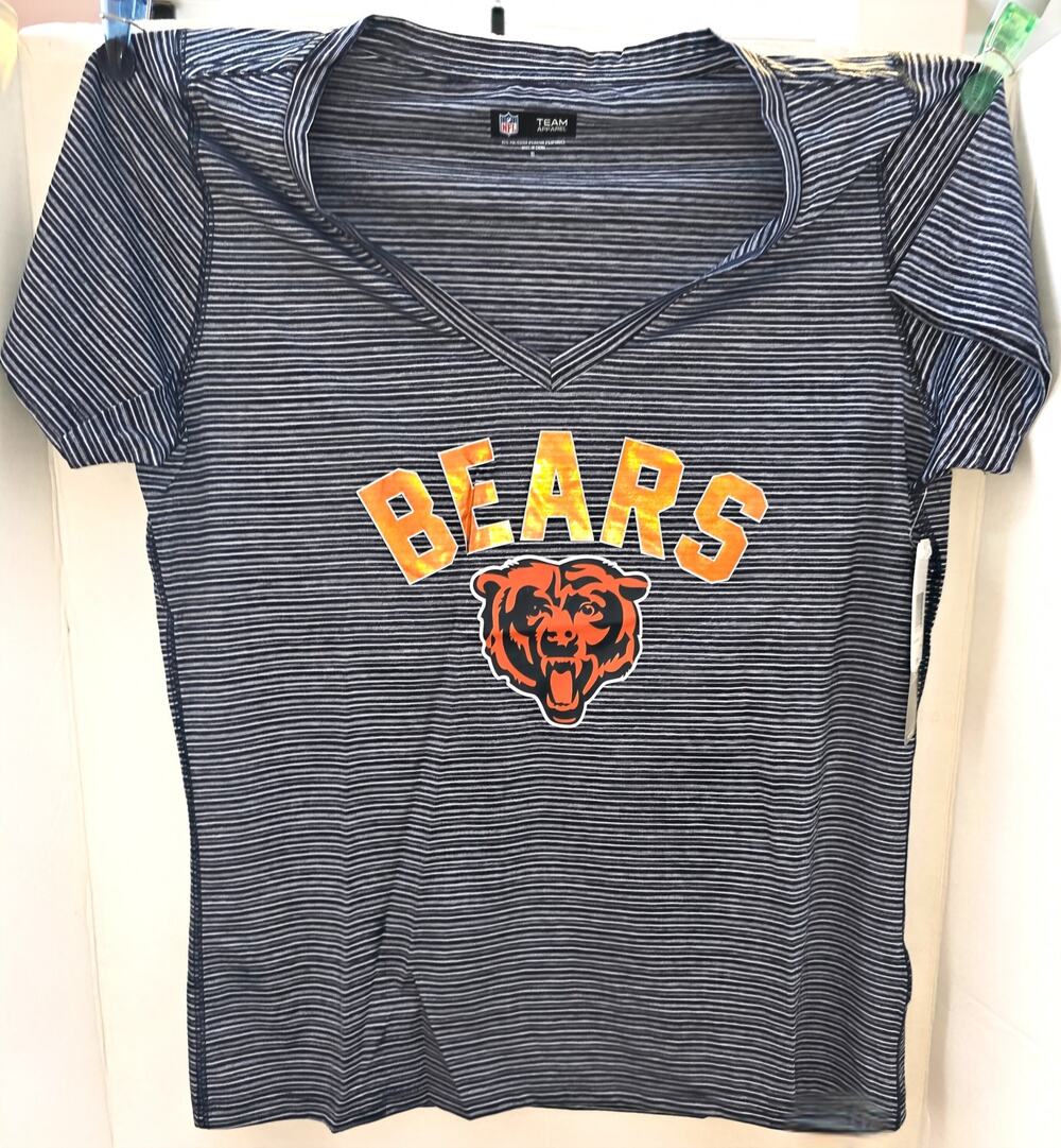 V-neck T-shirt featuring the Chicago Bears SIZE XL
